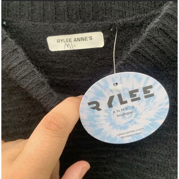 NWT Rylee Anns M/L short sleeve super soft black knit dress with middle cutout - Picture 4 of 12